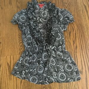 Beautiful new peplum blouse with blk/wht floral design